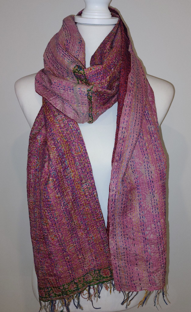 Étole réversible - Sari surcyclé brodé Kantha - Unique - Confectionnée à la main - Rose...   