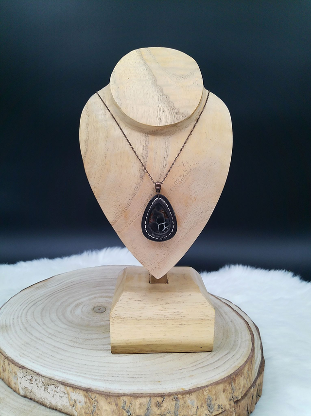 Gaïa, pendentif en septaria et cuir