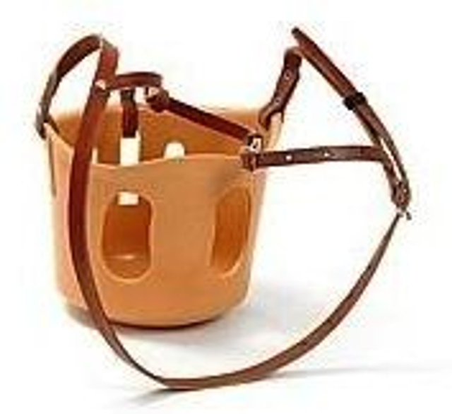 Panier RACING TACK plastique avec têtière