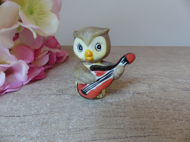 Mignon figurine chouette hibou avec instrument de musique, chouette musicienne en céramique peint à la main, décoration cadeau ami famille