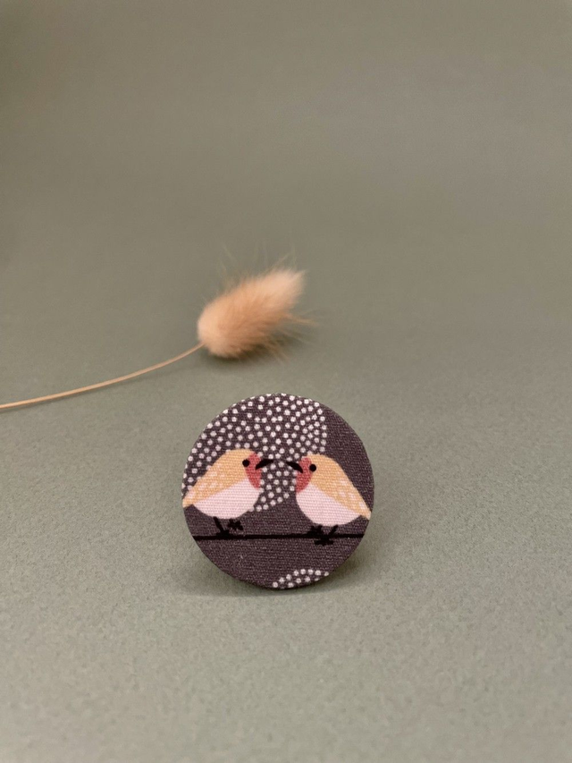 Broche ronde gris foncé oiseaux en carton et tissu imprimé