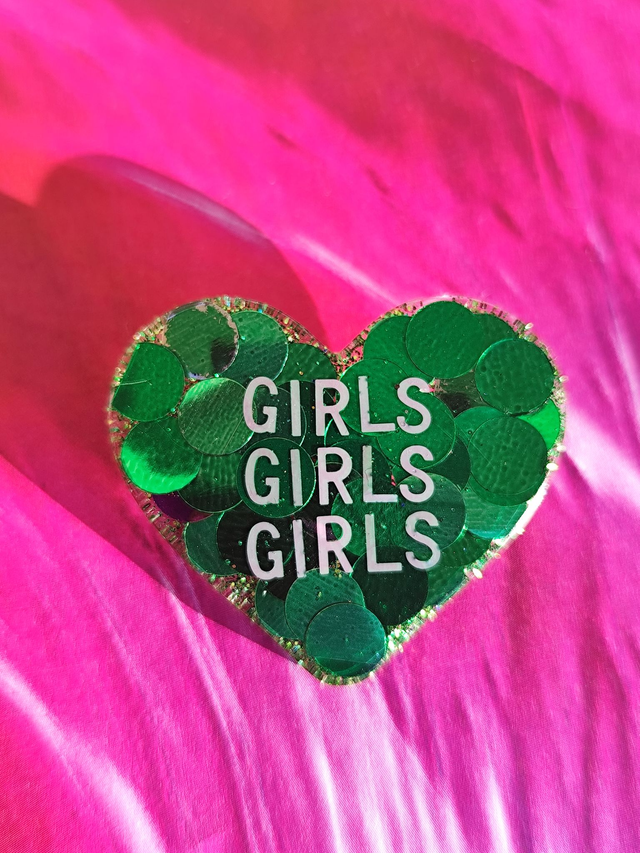 Broche cœur à paillettes - message : GIRLS GIRLS GIRLS
