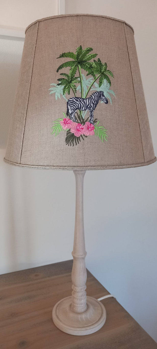 Abat-jour brodé "Savane Africaine" - Lampe de table avec pied