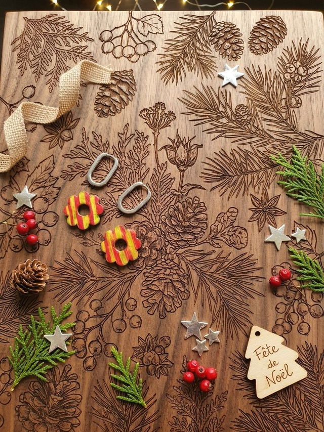 Noël Collection - Petite Fleur pampille en bois (Motif rayé rouge & vert) pour créoles - Fait main et résine - Le Grand-Lucé (Sarthe)
