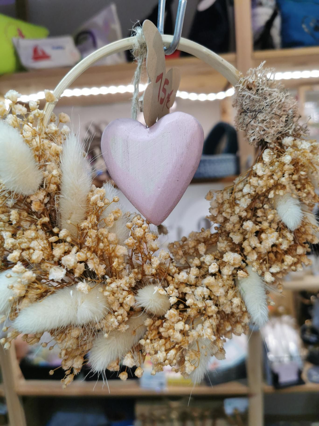 Kleiner Kranz mit rose Herz und rose Schleierkraut