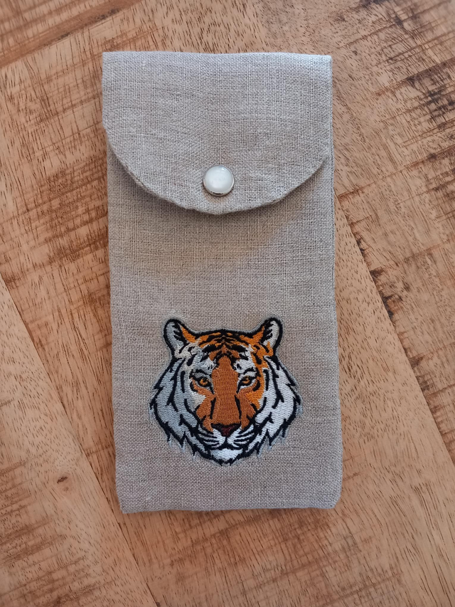 Étui à lunettes ou pochette téléphone en lin brodé ,doublé molletonné,broderie motif tigre.Création fait main en France ,Uzès .