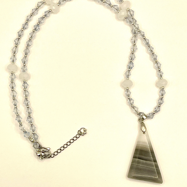 C74 - Collier perles verre et pendentif agate rubanée