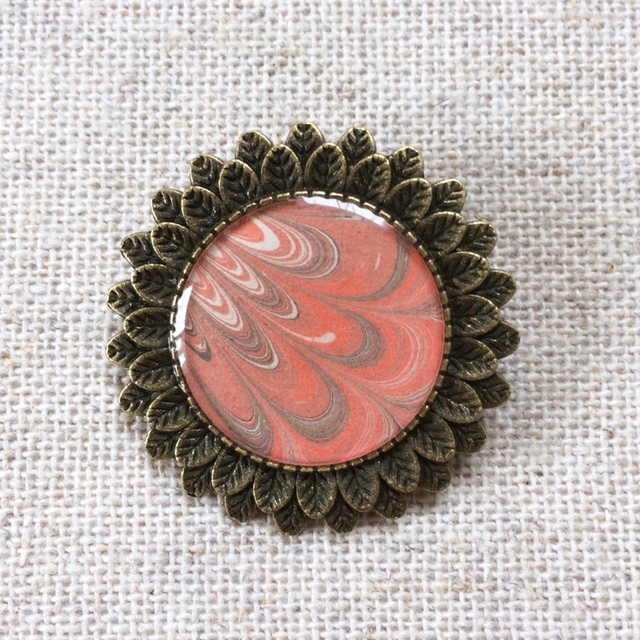 Broche support bronze, papier à volutes tons saumon