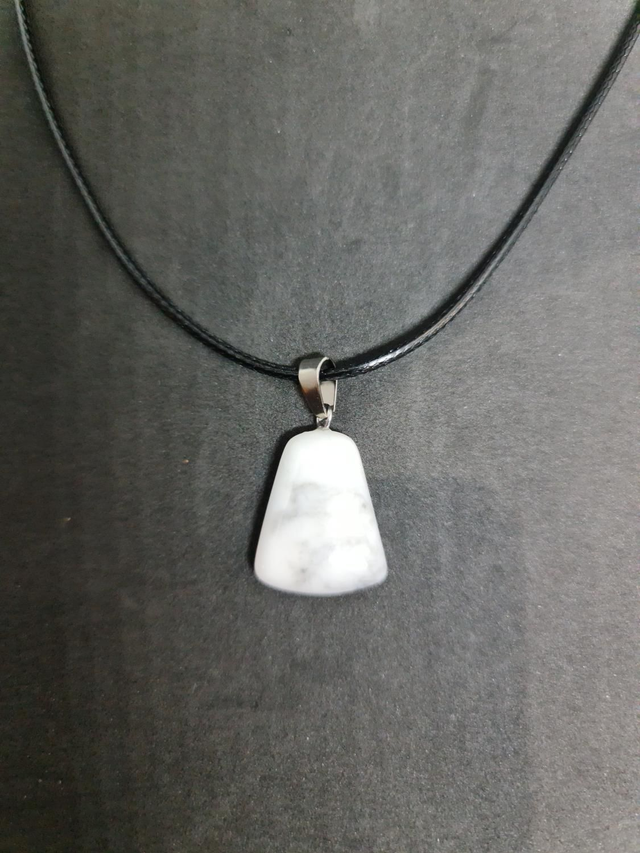 Collier howlite