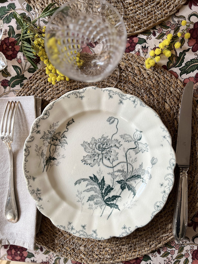 **RESERVEE** PAVOTS GRIS-VERT - Suite de 6 assiettes plates modèle Pavots par la manufacture française Choisy le Roi (H. Boulenger) - Terre de Fer