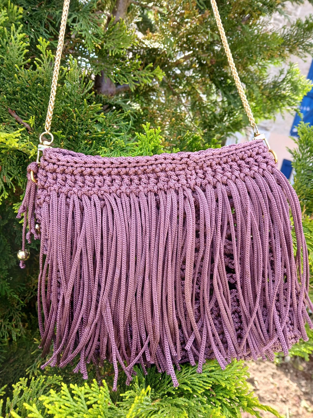 Sac bandoulière bohème au crochet prune avec perles dorées – création artisanale chic