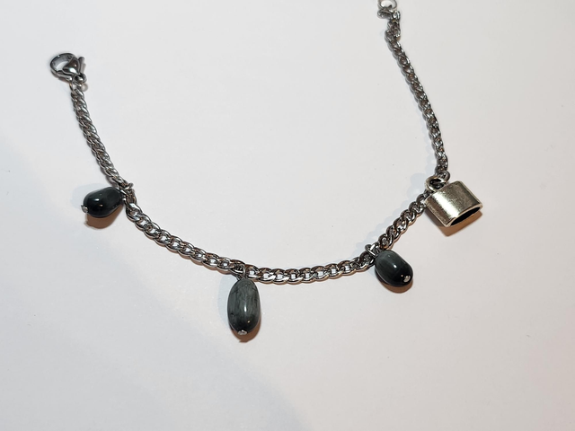 Bracelet breloque et œil de faucon