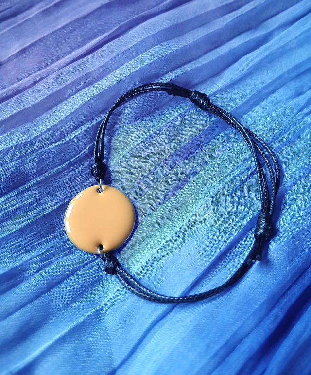 Bracelet breloque émaillée jaunde d'or