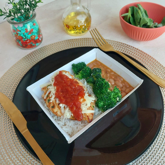 Parmegiana light de Frango + Arroz + Feijão + Brócolis