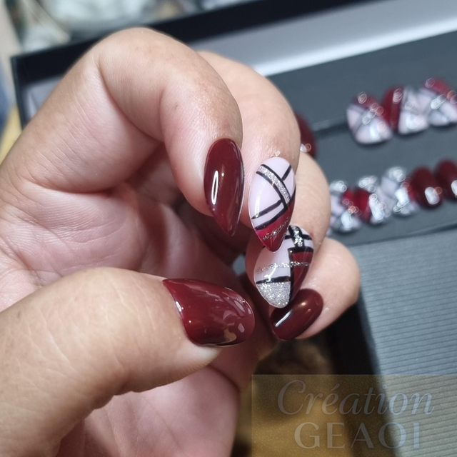 Burberry bordeaux little oval S