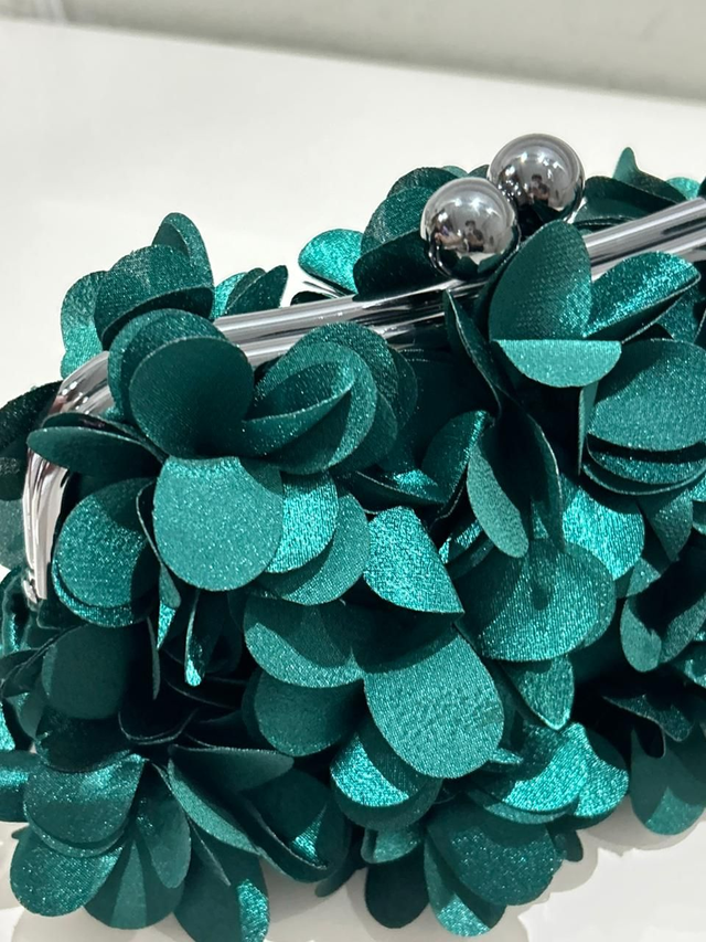 BOLSA FLOR CETIM FLUÍDO ACABAMENTO DE METAL COM ALÇAS ESMERALDA(U-4)