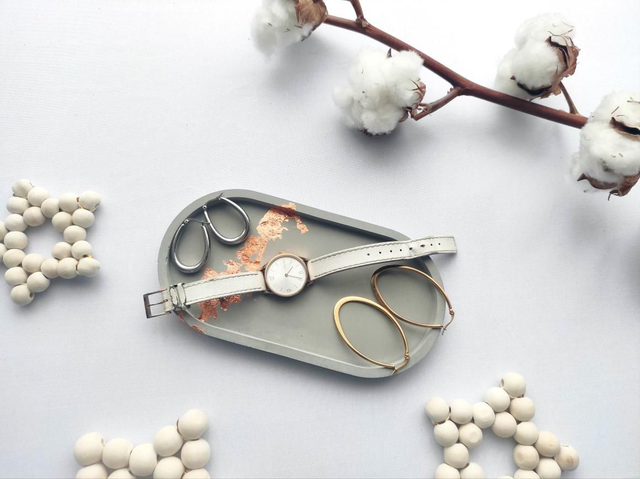 plateau béton - incrustation or rose