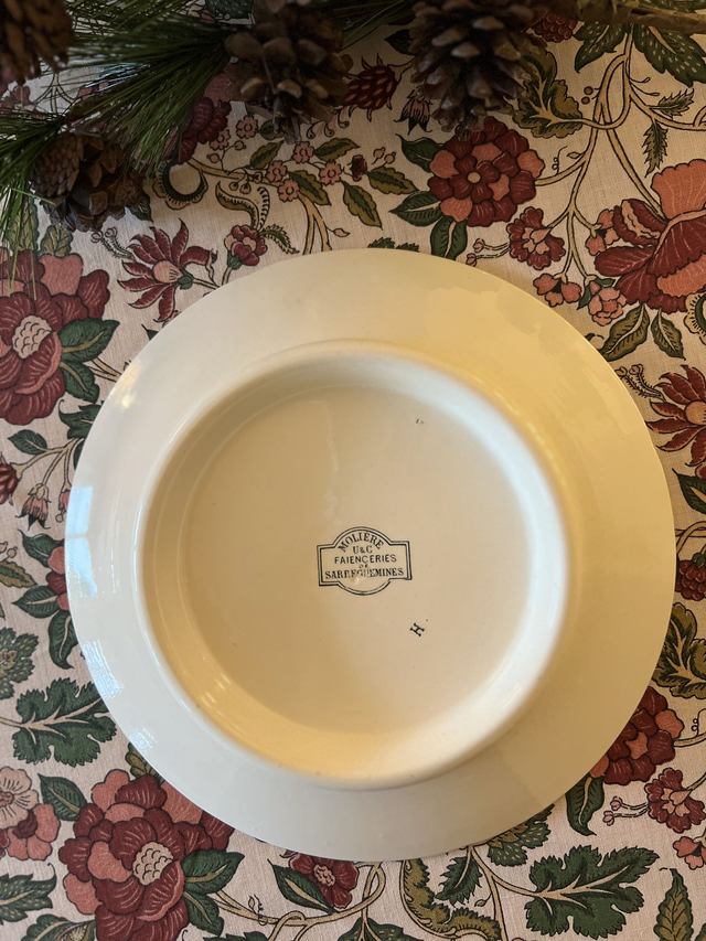 MOLIERE - Plat piédouche (ou présentoir) signé Sarreguemines - Terre de Fer