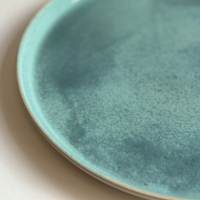 Assiette plate verte mouchetée 