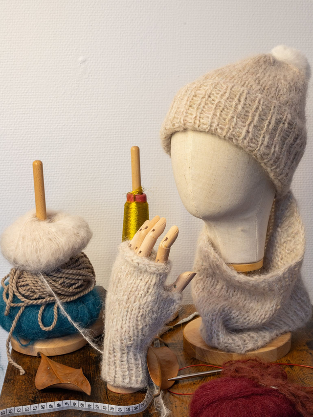 Coffret beige claire- Bonnet, mitaines et tour de cou en laine alpaga merinos et soie, fabriqué en france à la main 
