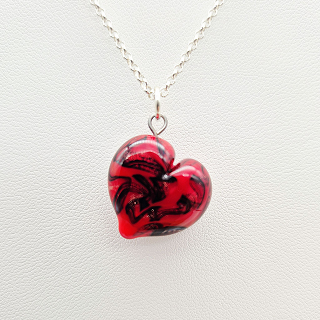 Pendentif Cœur rouge avec fil noir et aventurine dorée 1