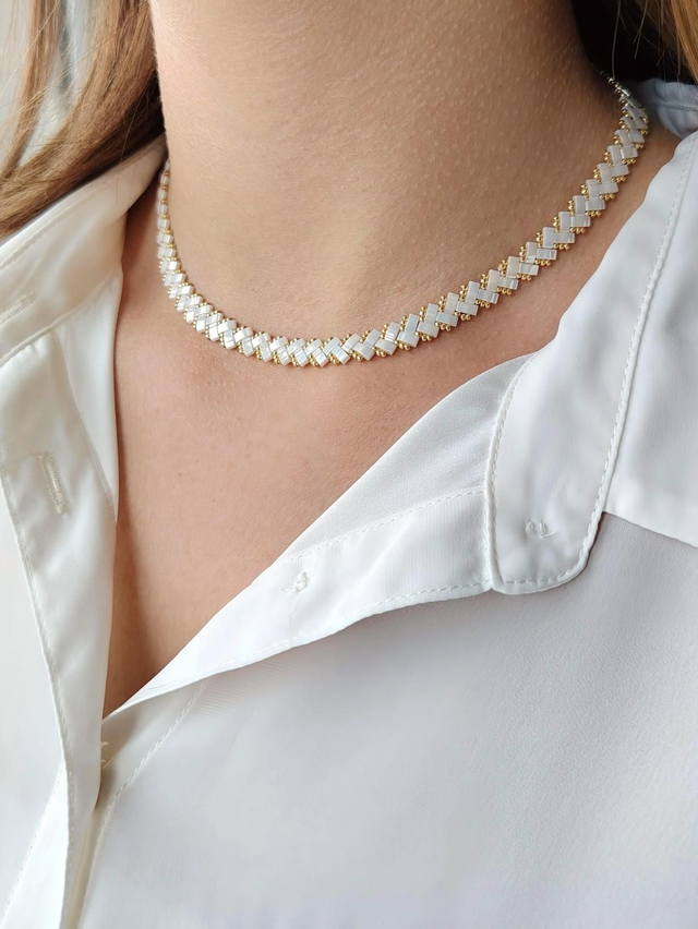 Collier de perles couleur ivoire et dorée