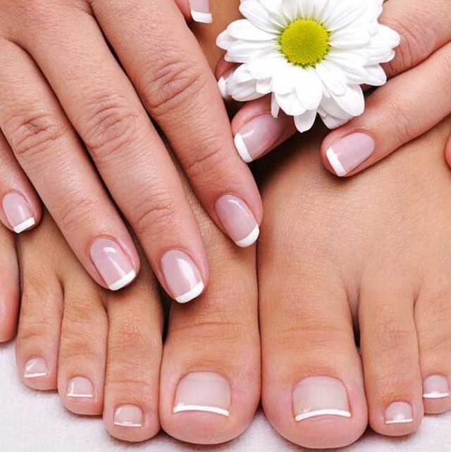 Manucure Femme dépose + pose de Semi permanent.