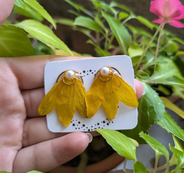Pendientes de pétalos amarillos 