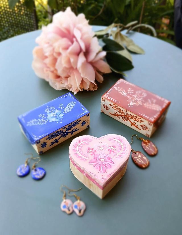 Boîte en bois peinte à la main