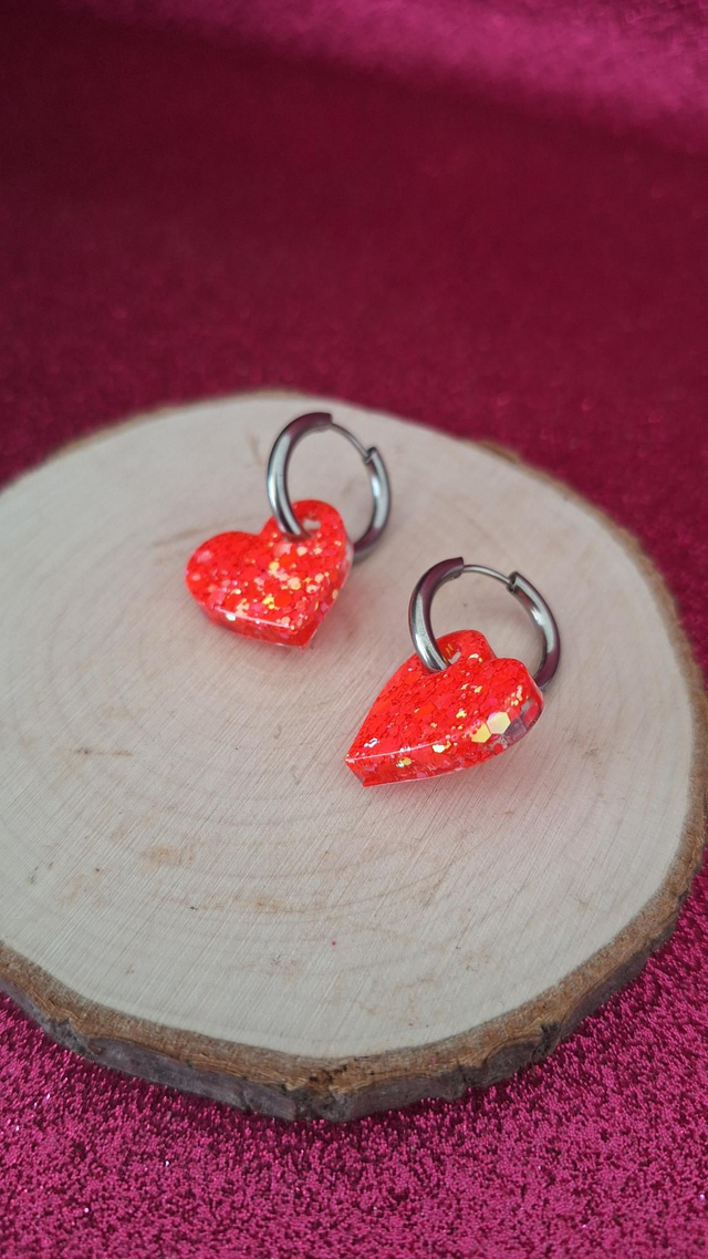 Créoles argentées cœurs corail 