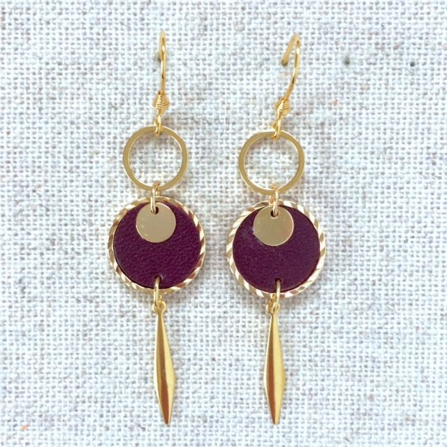 Boucles d’oreilles « Sonate » dorées, cuir couleur prune