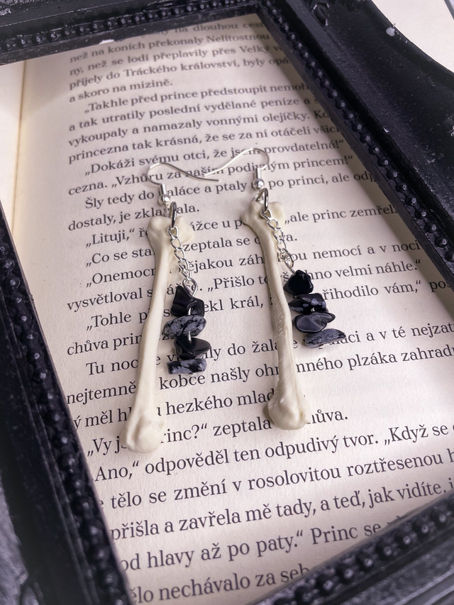 Náušnice Osteology Femur s kamínky