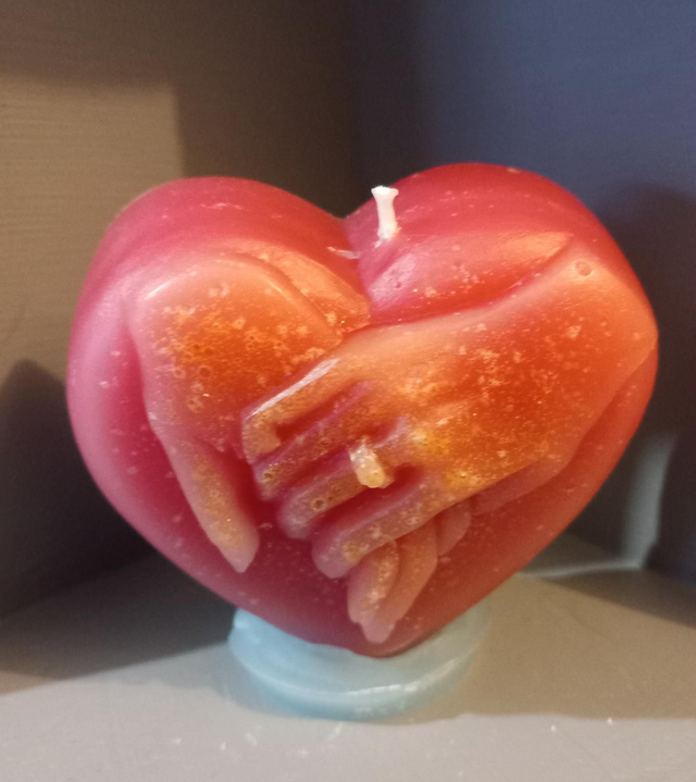 Voici une bonne idée de cadeaux pour un mariage,la bougie parfumé,les deux avec alliance en cœur 
Prix : 8€