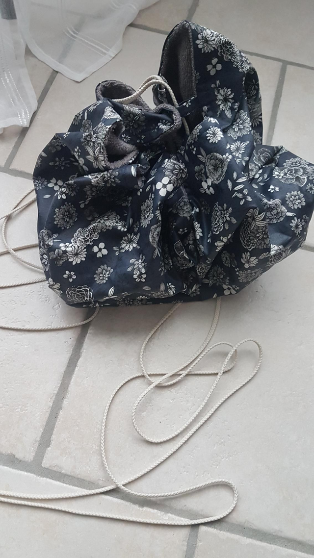 Tapis pieds au sec bleu marine fleurs blanc