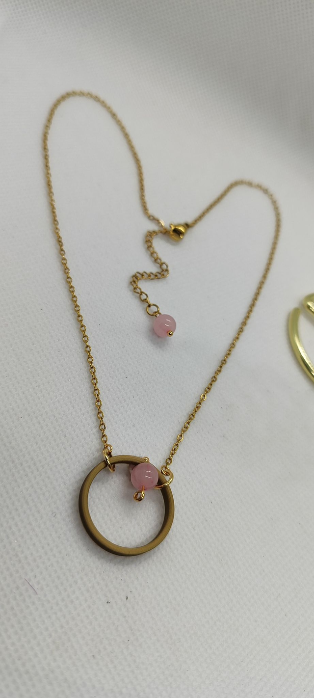 Collar Minimalista en Acero | Hipoalergénico y Sofisticado | Con Cuarzo Rosa para Equilibrio