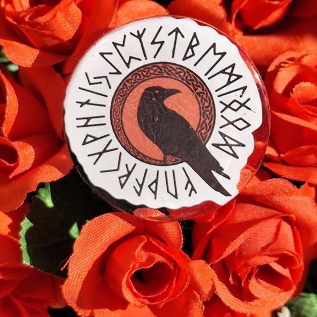 Pin's corbeau signe viking