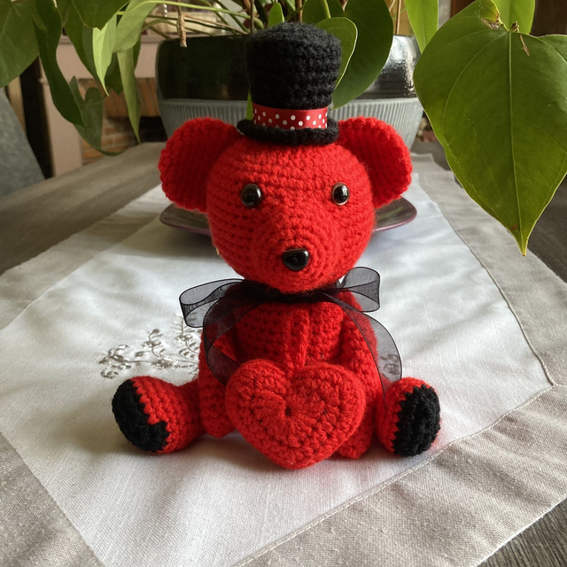 Peluche Teddy l'ourson rouge au crochet