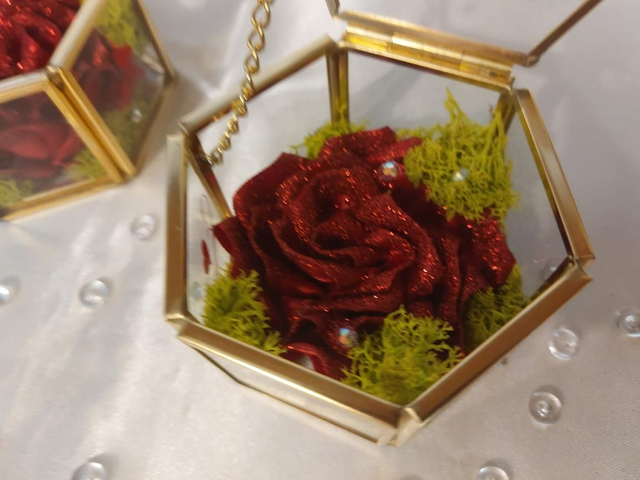 Porte alliances boite en verre et rose en satin