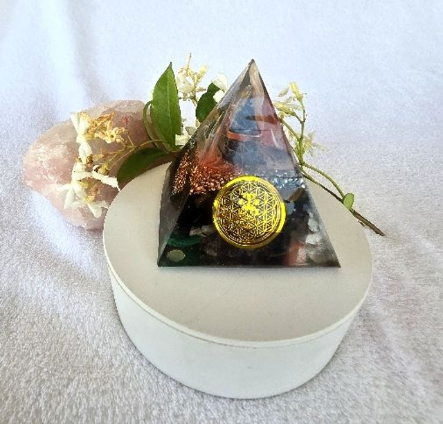 Orgonite pyramide fleur de vie doré et sodalite 