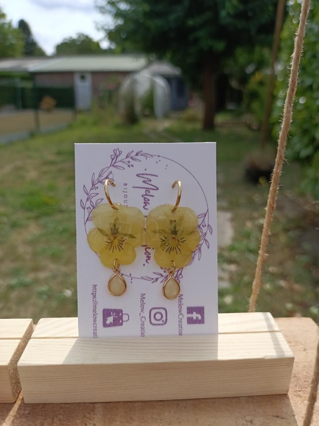 Pensées jaunes et strass