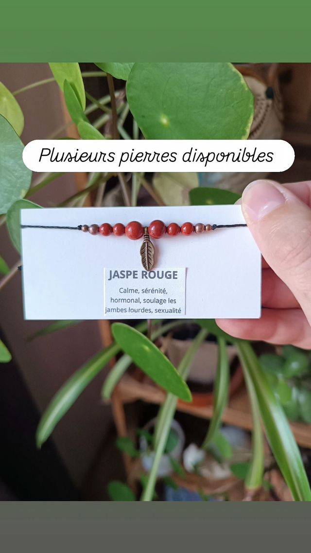 Bracelet réglable pierres et plumes/fleurs