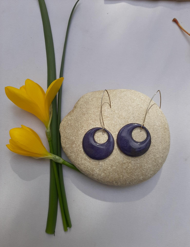 Boucles d&#039;oreilles rondes ajourées violettes unies