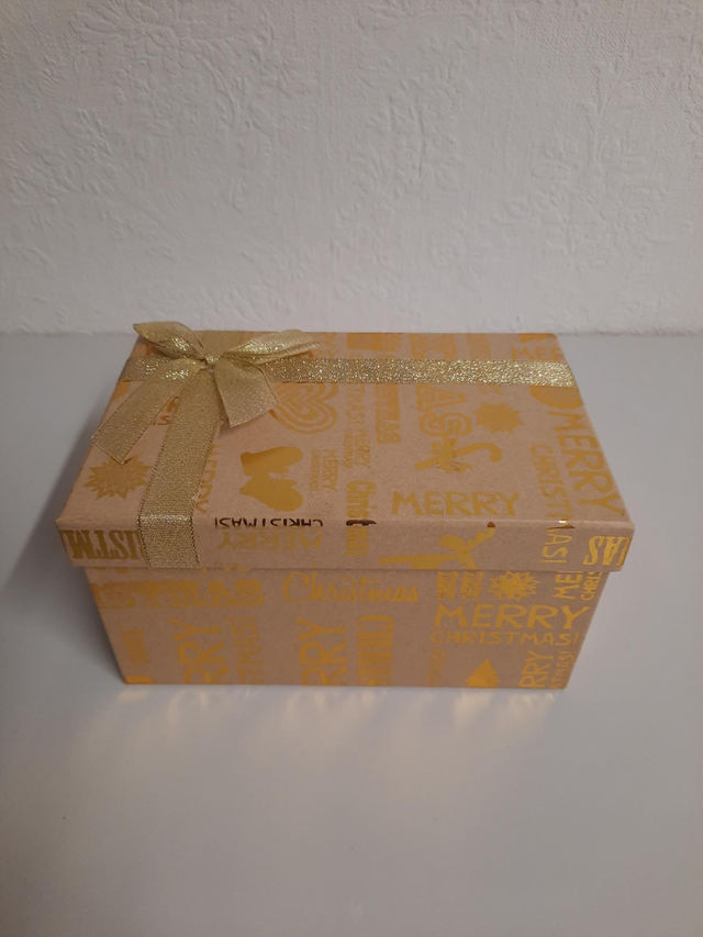 Coffret de Noël vide occasion ( un peu déchiré en dessous ) 