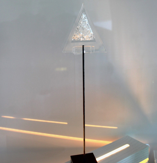 o8 Tanne aus Glas mit Kristall-,Schnee-Optik auf Stab 