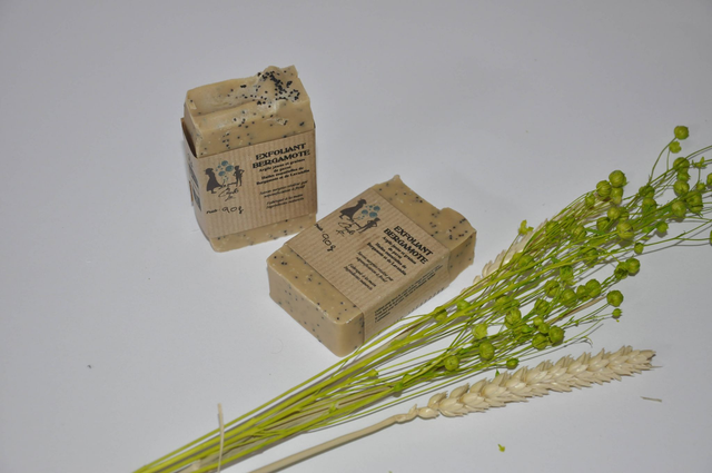 Exfoliant Bergamote : savon surgras à l&#039;argile jaune, graines de pavot et huiles essentielles de bergamote et de lavandin 