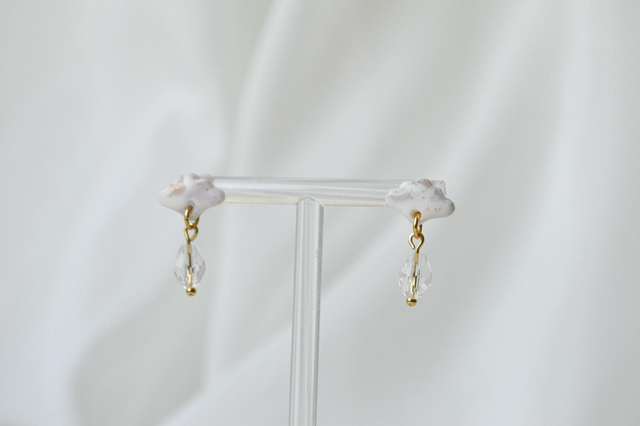 Poročna kolekcija 2025 - Mali viseči uhani v obliki marmornega oblaka/školjke s perlico