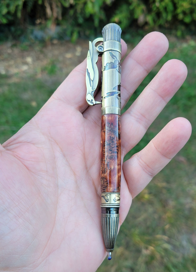 Stylo Bird en cônes d&#039;aulne stabilisées dans une résine cuivrée.