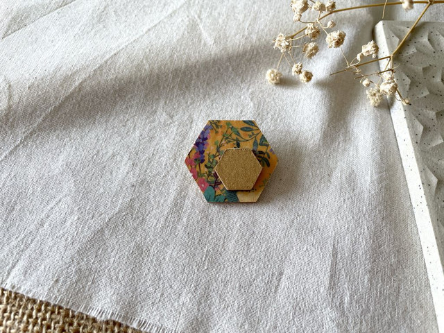 Broche Hexagone taille L - Couleurs variées (jaune)