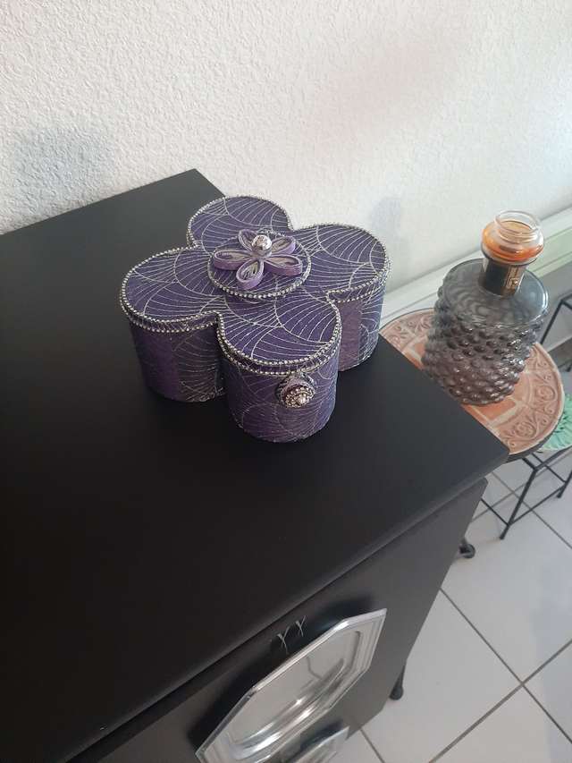 boîte  à bijoux   mauve - violet solide  multicompartiments , couverture organza décorée de strass 		