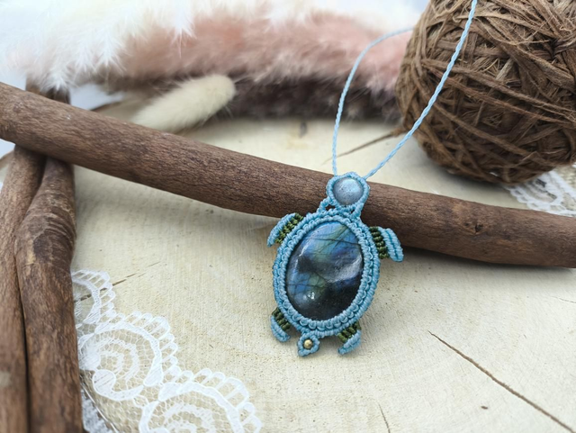 Collier pendentif tortue bleue pierre labradorite 